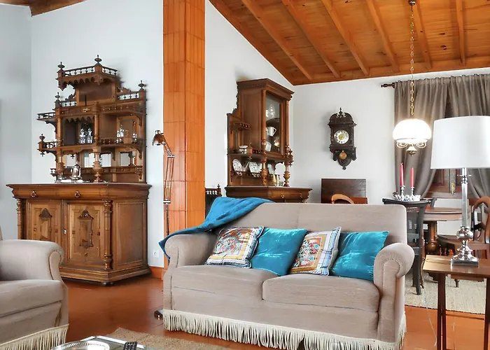 Hébergement de vacances Family House With Mountain View In *